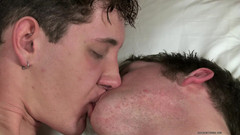 Beddable Boys: Deux jumelles ont une chimie incroyable