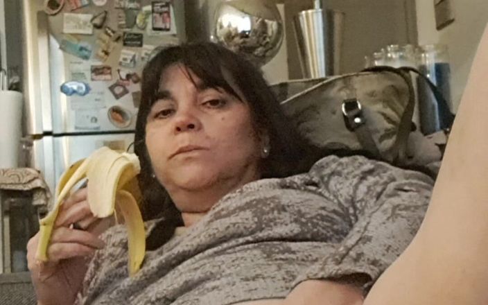 Mommy big hairy pussy: Tante seksi suka pisang. Kami akan mengacungkan jempol mereka.