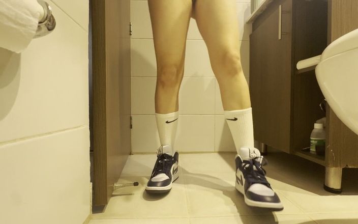 scarlettandc: Mi masturbo nel bagno della mia vicina senza che se...