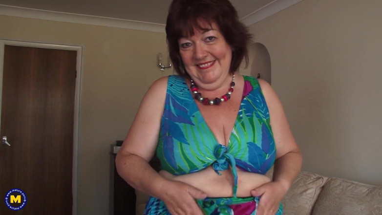 Mature Solo NL: GILF nakal menggesel dan mempermayai pepeknya