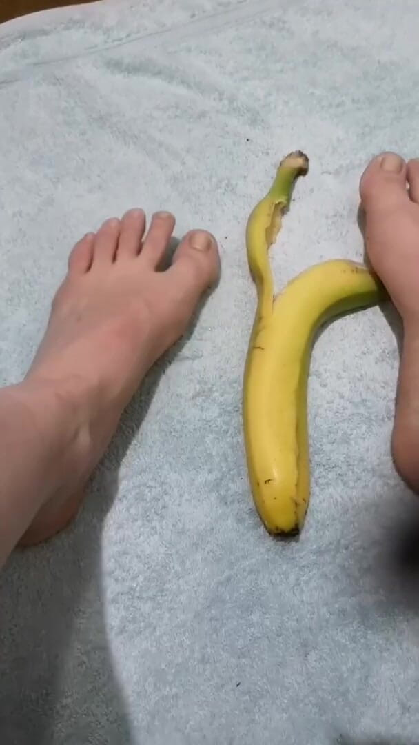 Erotic college: Mijn kamergenoot eet graag bananen na video