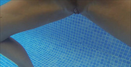 Natalie K: Striptis bawah air, menanggalkan bikini saya di dalam air & bermain-main...