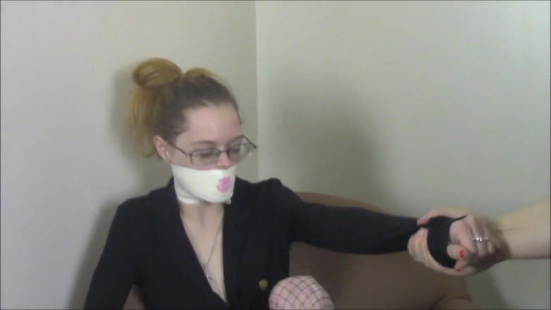 Selfgags classic: 쪼이는 테이프 속박의 게으른 섹스 노동자!