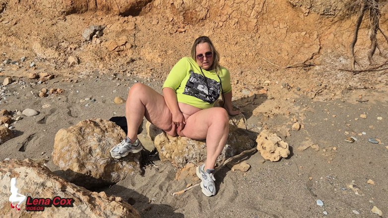 Lena Cox: Esposa cachonda se masturba en la playa