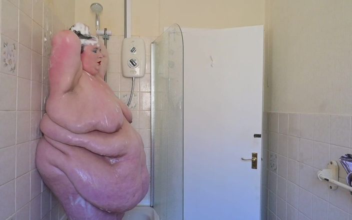 SSBBW Lady Brads: Déesse sous la douche