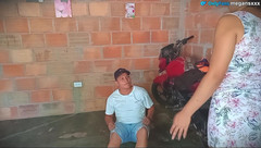 MeGanSxx: Tamirci komşunun motosikletinin yağını ölçer