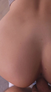 Üvey kız kardeş, kaltak gibi davranmayı bırak! Spor ayakkabılarınla bile seni sikemem mi sanıyorsun?