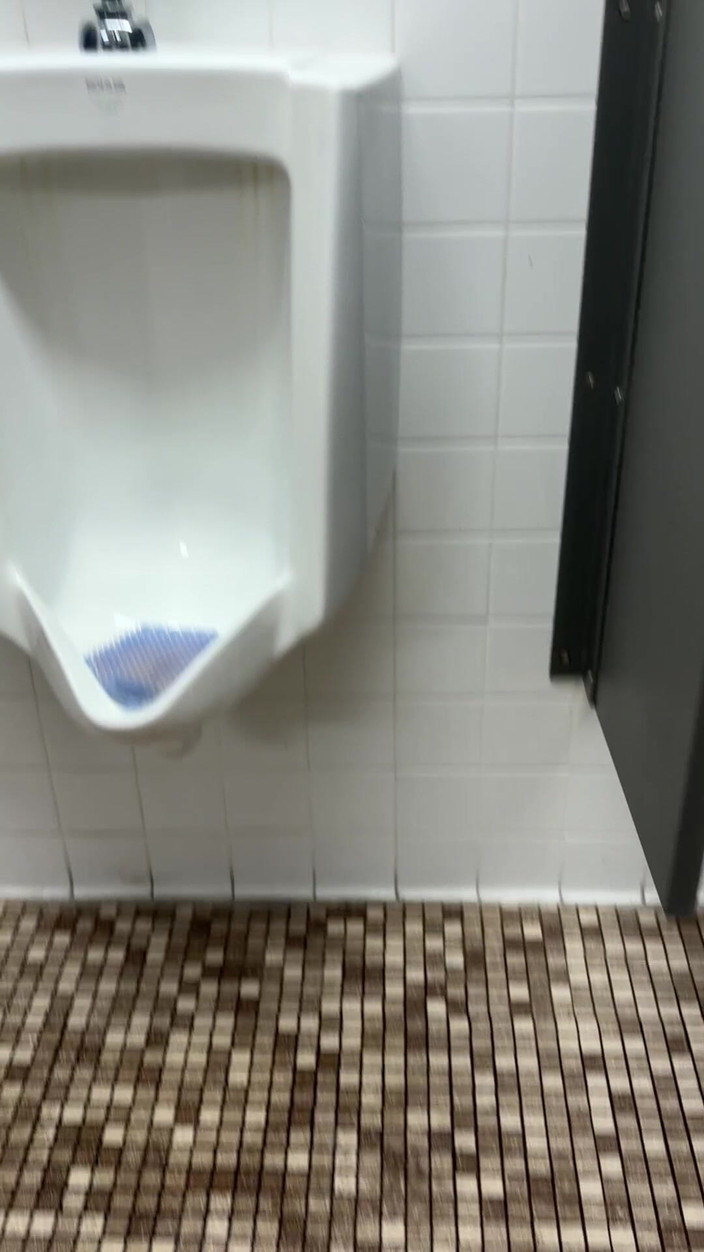 Tatted Daddy: Évier public, pisse