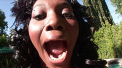 Thot Factory: Negra puta dá boquete para vários paus pretos