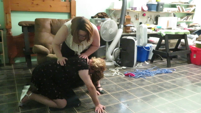 BBW nurse Vicki adventures with friends: Bebe fa un addestramento femminuccia con orale alla nuova sottomessa...