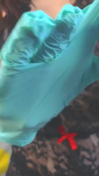 Alice black or blue lagi muasin lubangnya pakai sarung tangan