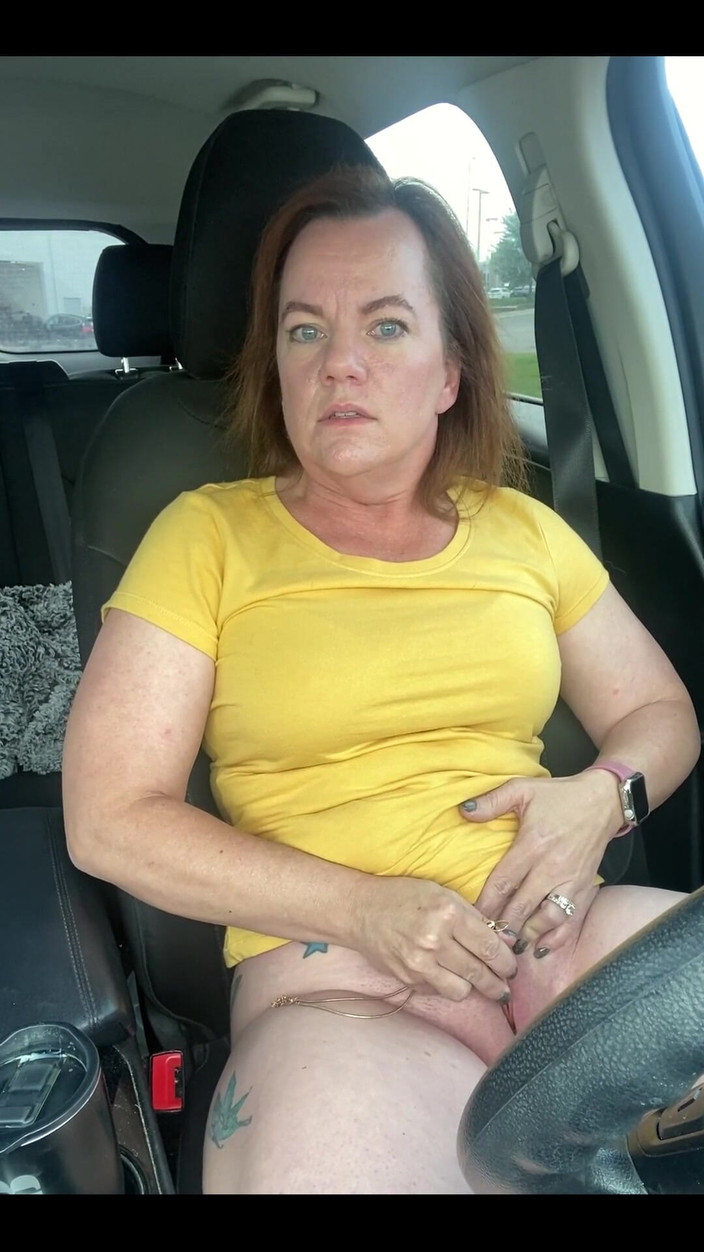 Ms Amanda: 当你在工作时在车里换车时