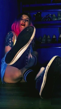 Lady Angela Old Dipergunakan Smelly Stinky Converse Sneakers – Fetish Stnee Socks