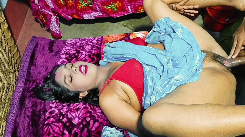 Anal girl: インド人の妻がバスルームで義理の息子とセックスしている