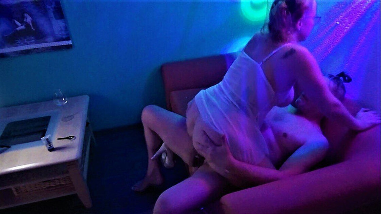 Ken: Hậu trường. Ông chủ câu lạc bộ tóc vàng xăm mình...