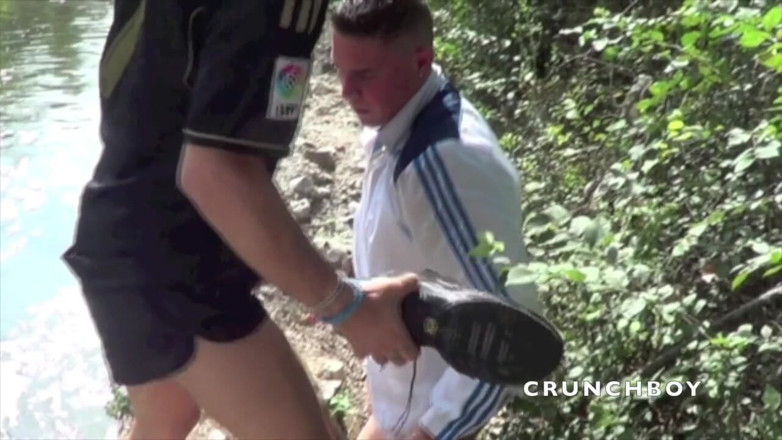 FRENCH AMATORS SEXTAPES: Unterwerfung in sneakers an einem exhibitionistischen ort in der nähe...