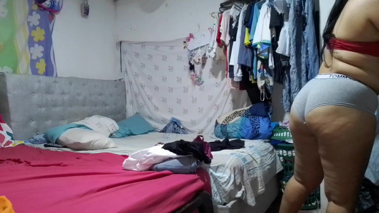 Sexysweet0455: 欲火中烧的继母在换新时敞开了门，这样她的继子就可以看到她的大屁股