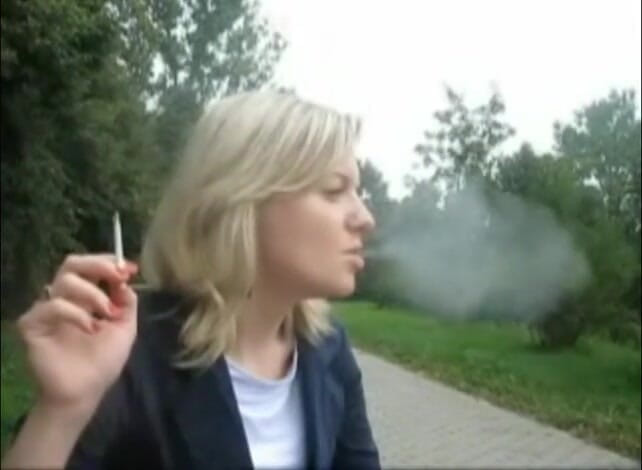 Femdom Austria: Belleza rubia fumando un cigarrillo al aire libre