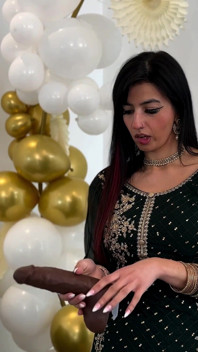 Aaliyah Yasin знаходить ділдо після вечірки