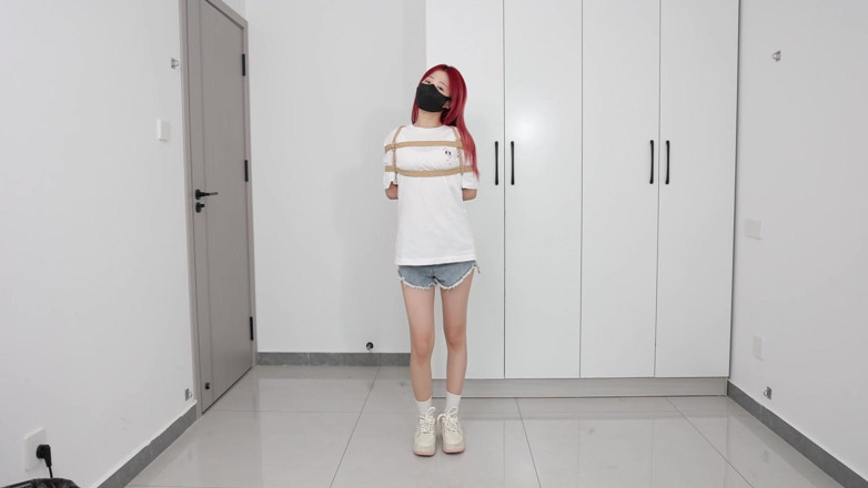 Cute girl bondage: Cordas prendem a dançarina