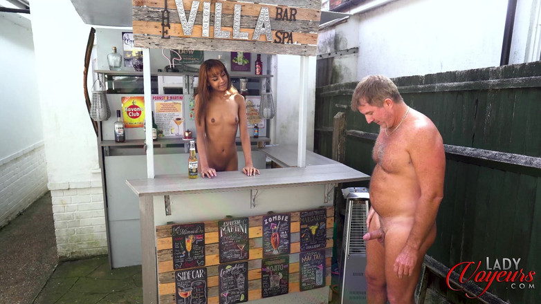 Lady Voyeurs: Naturistický bar