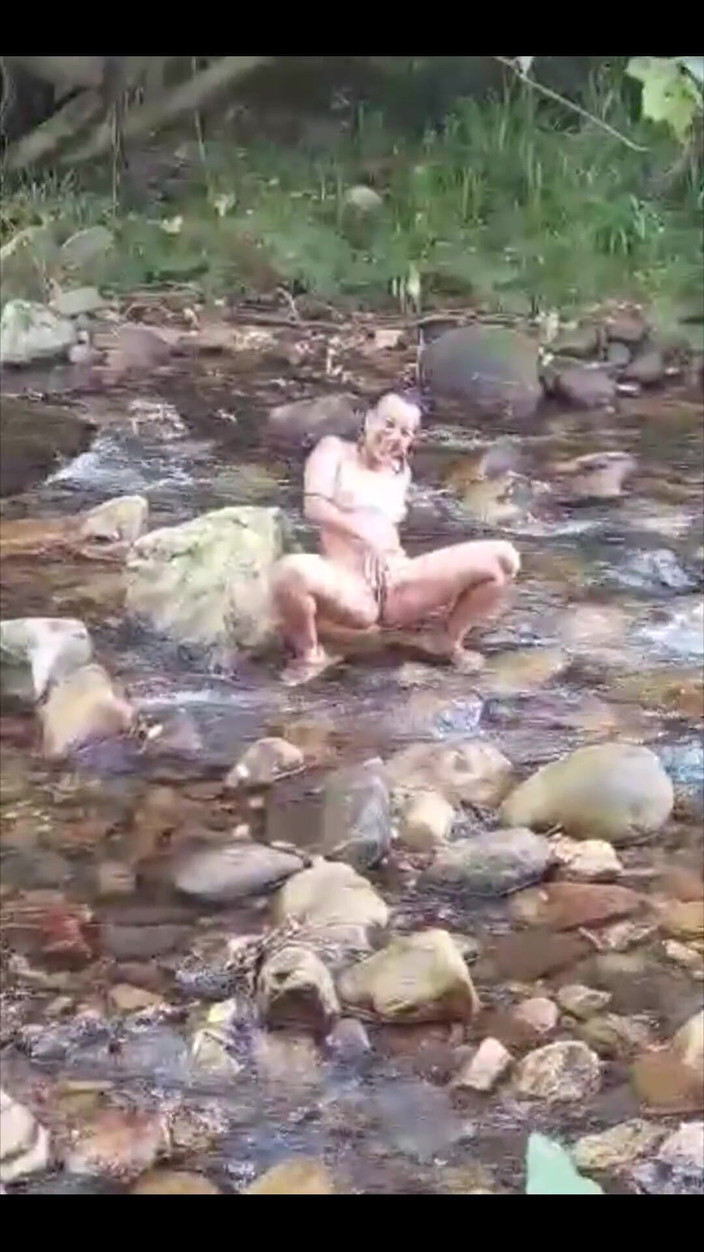 FayahGirl: 내 친구는 또한 나에게 강에서 놀고 있는 작은 클립을 녹음했다.