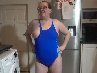 Horny vixen: Sexy blauer badeanzug
