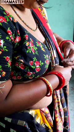 Hot bhabi: भारतीय आंटी पायल अपनी साड़ी बदल रही है