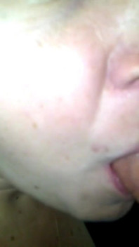 Blond milf wysysa kutasa z Gloryhole i dostaje spust w ustach