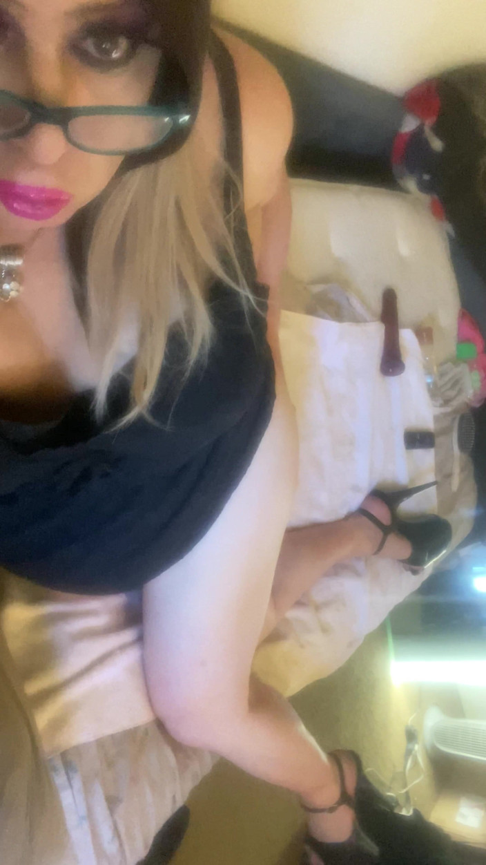 Krissy Sweets: Il trav krissy sweets accarezza il suo cazzo rasato