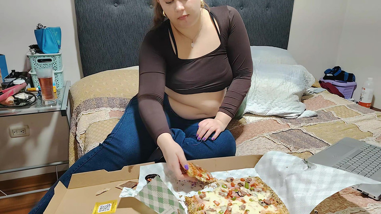Nicole Passat: Masivní pizza Binge Nicole: břichová blaženost