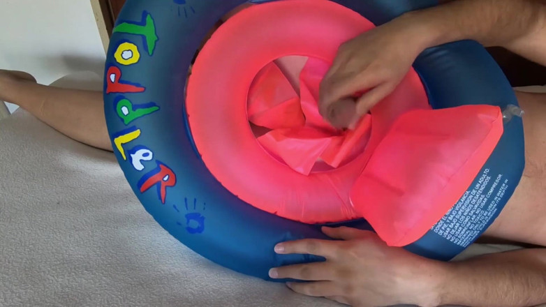 Inflatable Lovers: phula dene yogy sviming ring ke saath khelna