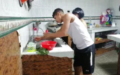 我的洗碗机坏了，我打电话给水管工，但我情不自禁地操他，他非常性感和热辣