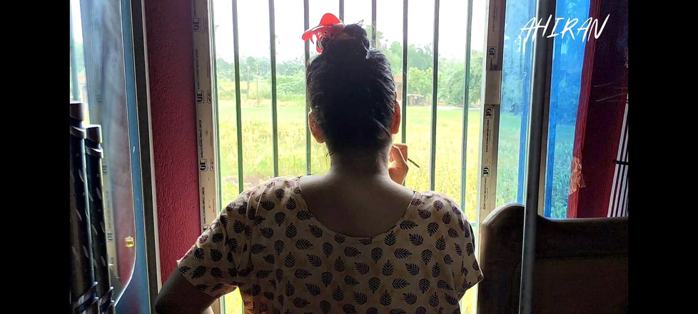 Aahan Ahiran: Une fille à gros nichons. Soutien-gorge rouge en revue des seins...