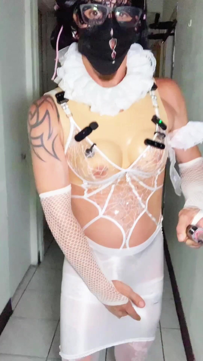 Benito414: सुंदर अधोवस्त्र पहनी किन्नर दिखा रही है कि वह पैंटीज है
