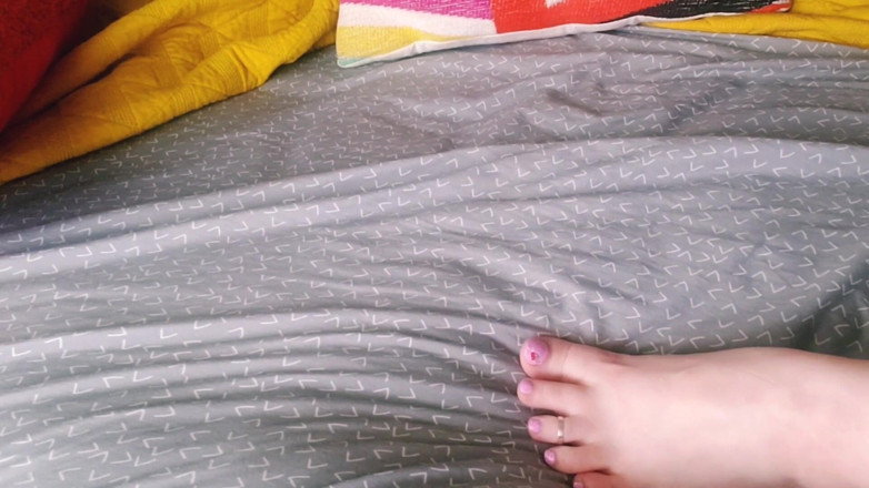 Fatfemmefrisky: Alleen voeten tijdens het spelen en klaarkomen
