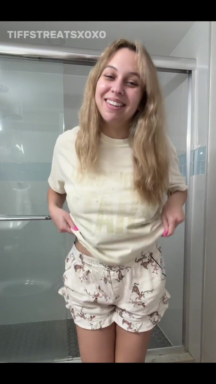 Tiffstreatsxoxo: Orinar con las piernas levantando en el baño !!