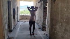 Za Za: La pequeña puta se desnuda en el edificio abandonado