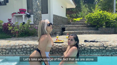 Naty Delgado: Solig dag vid poolen, min bästa vän rycker av mig...