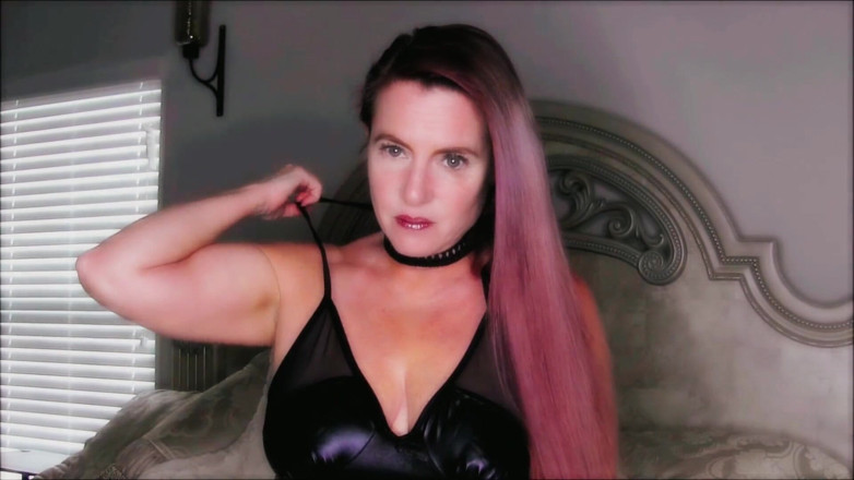 Nikki Nevada: Nikki seksi siyah mini elbiseli ve boğma mastürbasyon yapıyor