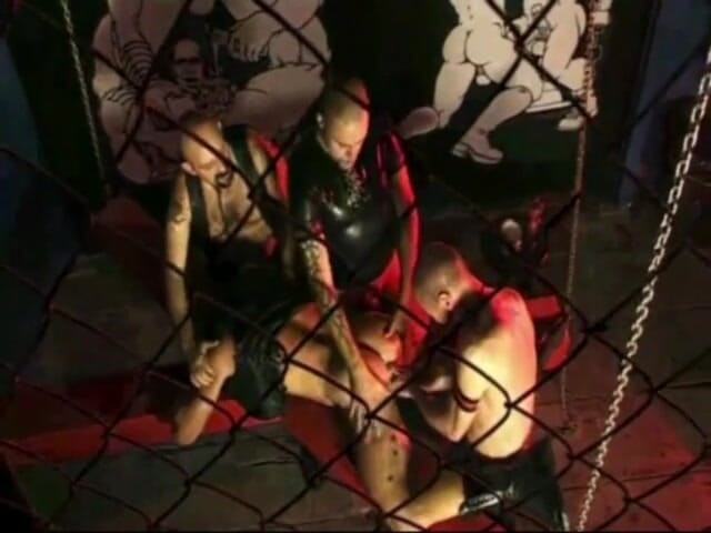 Sneaker gay: Fist hardcore in crusing by mature Stepdaddy in Barcelona