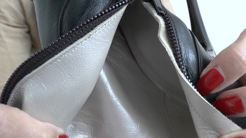 Lady Victoria Valente: Pria dominan melatih inhalasi aroma sepatu bot dengan kostum bdsm,...