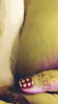 Волосатая киска трахает пальцами сапоги, сосет задницу, играет обнаженная.