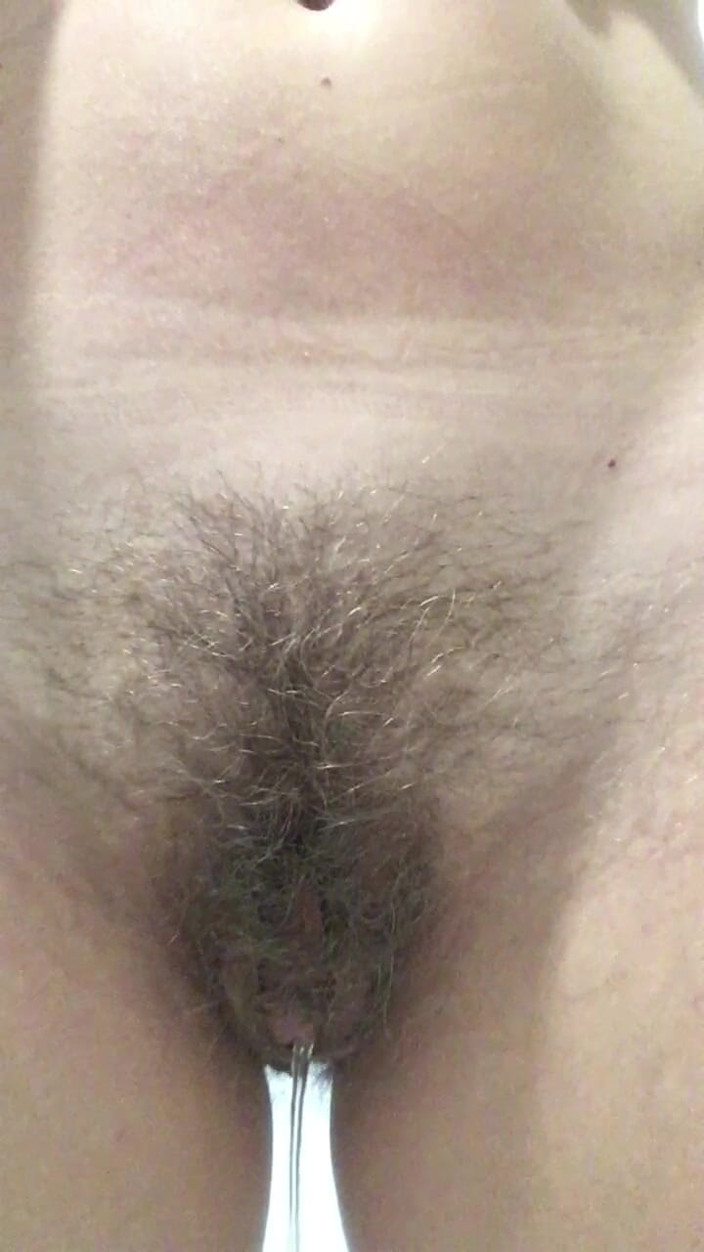 Risky Hairy Couple: Hairy Pussy Pee