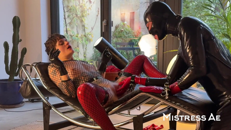 MistressAe: เย็ดแล้วฉ่ำน้ำพุ่งบนโซฟายาว