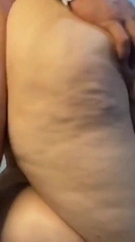 De vrouw met dikke kont van mijn baas neukte op zijn hondjes in de hotelkamer. Echte eigengemaakte seks 1