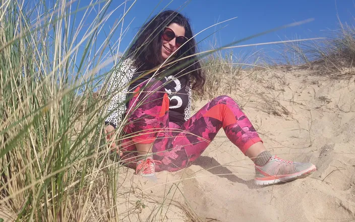 Pissing Everywhere: Girl Pissing on the Beach
