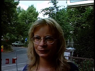 Lucky Cooch: O femeie sexy vorbește în fața camerei