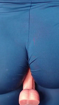 Dildo Üzerinde Güzel Kıçı 1