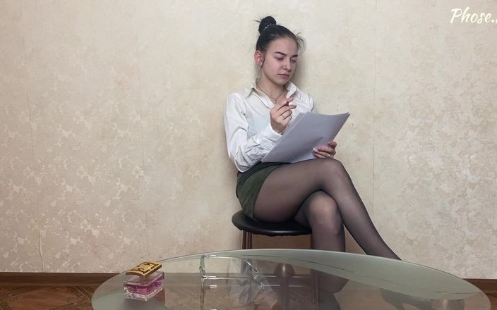 Pantyhose me porn videos: Amber se dezbracă de ținuta ei după o zi lungă la...